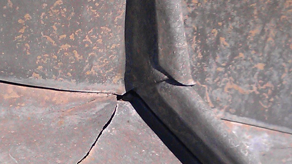 Fissure dans un ouvrage de ferblanterie